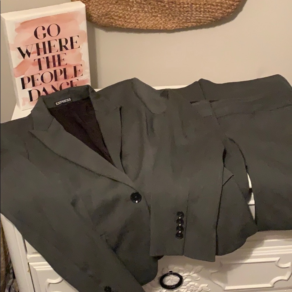Size 10 jacket and size 6R pant Express suit